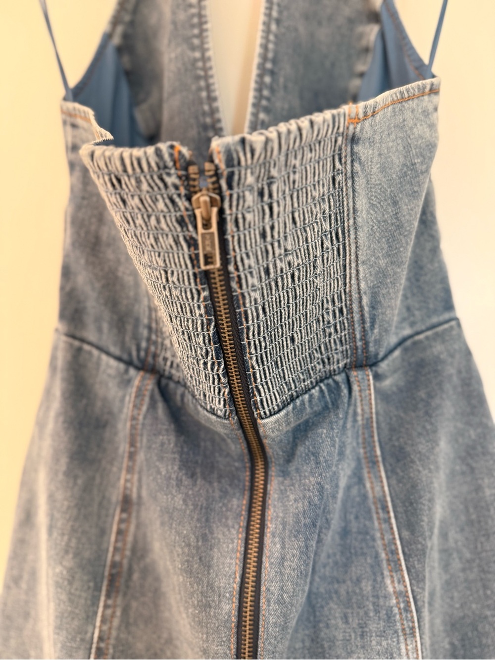 New Alice + Olivia SOLANA BUCKLE DENIM HALTER MINI DRESS - Picture 12 of 14